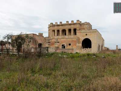 La costruzione sorge sulla strada provinciale 240, circa 500 metri dopo aver lasciato Capurso